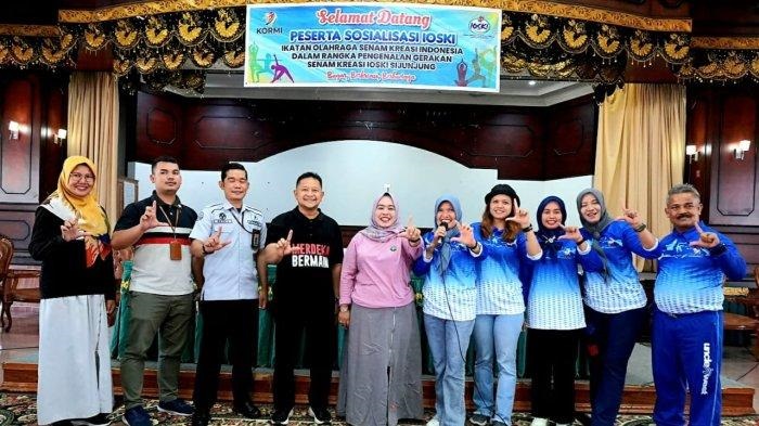 SOSIALISASI— Bunda PAUD Sijunjung berfoto bersama  usai pembukan sosialisasi gerakan senam kreasi di Gedung Pertemuan Pancasila, Kabupaten Sijunjung.