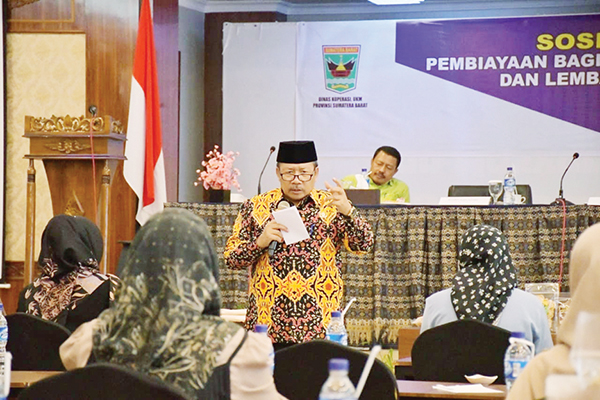 NARASUMBER— Bupati Agam, Dr H Andri Warman, MM menjadi narasumber pada Sosialiasi Pembiayaan bagi UMKM ke Perbankan dan Non Bank yang digagas Dinas Koperasi dan UKM Provinsi Sumbar, Kamis (24/8) di Lubuk Basung.