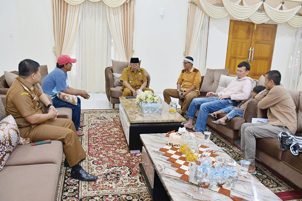 AUDIENSI— Panitia pelaksana Pitalo Cup II-KSPP Pasia Kecamatan Ampek Angkek, beraudiensi dengan Bupati Agam, Dr H Andri Warman, di Mess Pemkab Agam Belakang Balok, Selasa (1/8).