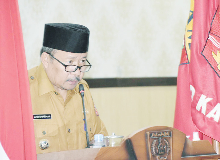 SAMPAIKAN NOTA PENGANTAR— Bupati Agam, Dr H Andri Warman, MM menyampaikan nota pengantar rancangan perubahan KUA dan rancangan perubahan PPAS 2023, dalam sidang paripurna, Senin (21/8).