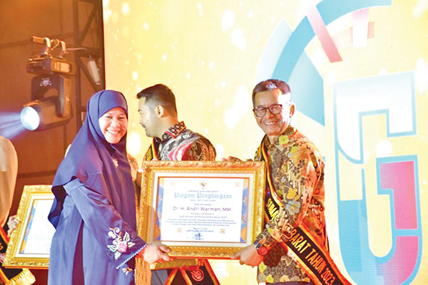 Bupati dan Ketua TP-PKK Agam Terima Penghargaan Ayah Bunda Genre 2023 1 TERIMA PENGHARGAAN— Bupati Agam diwakili Kadis Dalduk KB PP dan PA Kabupaten Agam Surya Wendri dan Ketua TP PKK Kabupaten Agam, Ny Yenni Andri Warman terima penghargaan ayah bunda genre kategori ayah bunda pengayom.