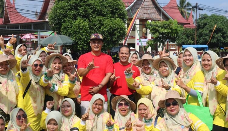 Bupati Benny Harapkan Kader PKK, Bersinergi dengan Pemerintah, Tingkatkan Pembangunan Daerah 1 JAMBORE PKK— Bupati Sijunjung, Benny Dwifa Yuswir berfoto bersama usai membuka kegiatan Jambore Kader PKK.