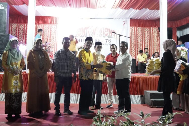 SERAHKAN—Bupati Safaruddin Dt Bandaro Rajo, saat menyerahkan hadiah kepada masyarakat