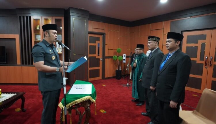 Benny Dwifa: Tingkatkan Kinerja dan Tanggung Jawab, 2 Pejabat Administrator Pemkab Sijunjung Dilantik 1 PELANTIKAN— Bupati Sijunjung Benny Dwifa Yuswir, S.STP, M.Si melantik dan mengambil sumpah 2 orang pejabat administrator di lingkup Pemerintah Kabupaten Sijunjung.