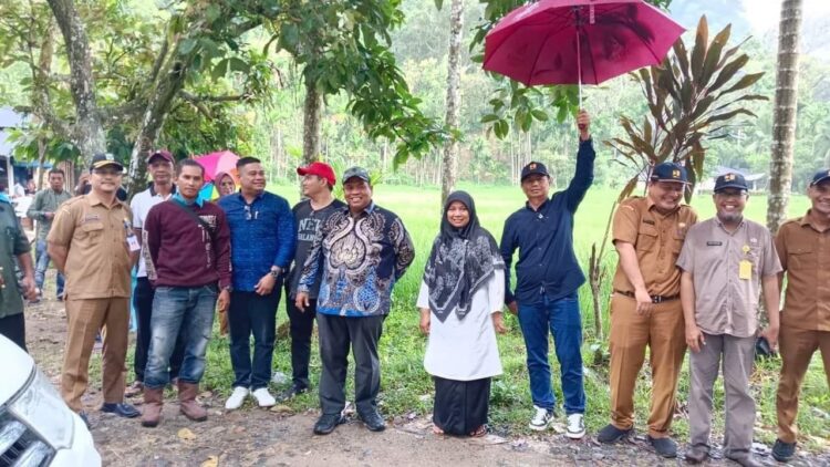 PENINJAUAN— Bupati Padangpariaman Suhatri Bur meninjau lokasi irigasi Sakayan Paku, di Korong Asam Pulau, Nagari Anduring, Kecamatan 2x11 Kayutanam.
