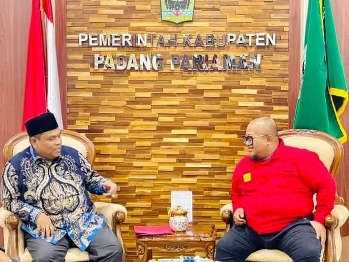 Investor Malaysia Diajak Garap Potensi Padangpariaman 1 DIALOG BERSAMA INVESTOR— Bupati Padangpariaman Suhatri Bur saat berdialog dengan investor Malaysia dan mengajaknya untuk berinvestasi di Padangpariaman.