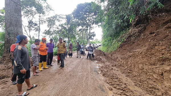 Bupati meninjau longsor yang terjadi di Situjuah