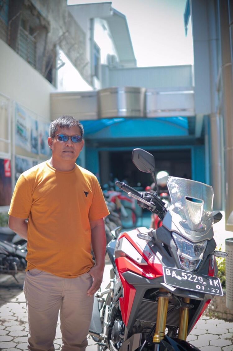 CB150X Motor Sport Touring Ala Moge 1 CB150X-Konsumen setia Menara Agung, Andi Jayusman berfoto dengan motor kesayangannya Honda CB150X.