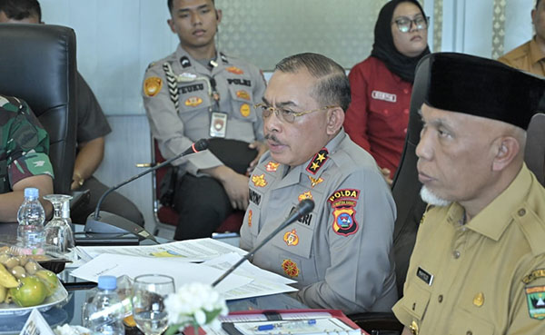 RAPAT— Gubernur Sumbar Mahyeldi Ansharullah bersama Kapolda Sumbar Irjen Pol Suharyono saat rapat bersama Forkopimda Sumbar dan Forkopimda Pasbar untuk mencarikan solusi terkait penolakan Proyeksi Strategis Nasional.