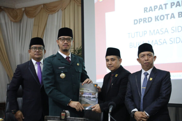 Tutup Masa Sidang 2022-2023, DPRD Bukittinggi Hasilkan 8 Perda 1 RAPAT PARIPURNA— Wako Erman Safar menghadiri rapat paripurna penutupan masa sidang 2022/2023 dan membuka masa sidang 2023/2024, Senin (7/8).