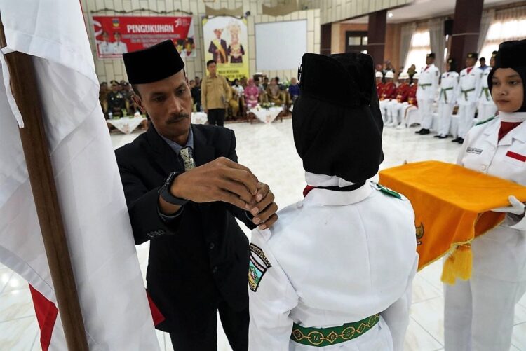 UPACARA BENDERA— Wabup Solok Selatan H Yulian Efi saat upacara Bendera HUT RI ke-78.