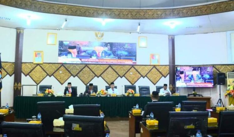 DENGARKAN PIDATO PRESIDEN— Pimpinan DPRD Padang bersama Wawako Padang Ekos Albar dan seluruh anggota DPRD serta pimpinan OPD, mengikuti Sidang Paripurna Tahunan MPR dan DPR/DPD RI Tahun 2023, di gedung DPRD, Rabu (16/8).