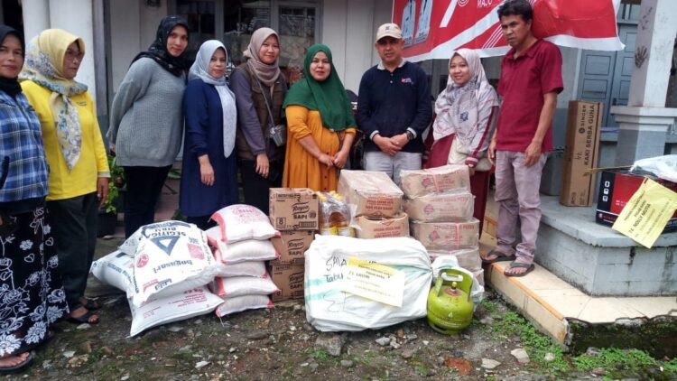 PENYALURAN BANTUAN— Wakil Wali Kota, Drs. Asrul bersama Dinas Sosial, Pengendalian Penduduk, Keluarga Berencana, Pemberdayaan Perempuan dan Perlindungan Anak (DSPPKBPPPA), menyalurkan bantuan kepada para penerima.