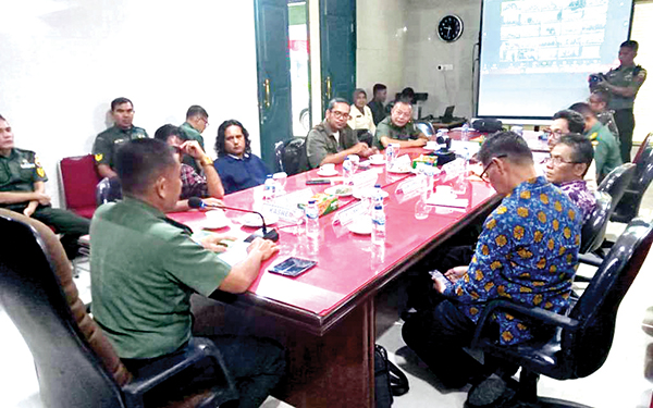 SAMBUT HUT TNI— Kasrem 032/Wirabraja, Kol. Inf. Joseph Tanada Sidabutar memberikan keterangan pers terkait kegiatan Danrem Award dengan mengangkat tema “Karya Basamo Untuak Nagari”, untuk menyambut HUT TNI AD ke-78, Kamis (24/8).