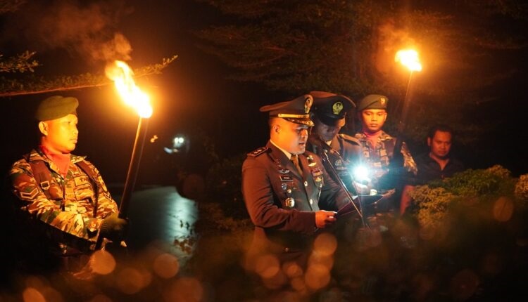 Mengenang Pengorbanan Pahlawan Kemerdekaan, Dandim 0310/SSD Pimpin Malam Renungan Suci HUT RI 1 MALAM RENUNGAN SUCI— Dandim 0310/ SSD, Letkol, Inf. Reno Handoko memimpin apel kehormatan dan renungan suci.