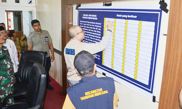 Padang Selatan Dideklarasikan sebagai Kecamatan Tangguh Bencana 1 KECAMATAN TANGGUH BENCANA— Sekda Andree Algamar melakukan penandatanganan Ikrar Kecamatan Tangguh Bencana (Kencana) bersama Kabag Tata Pemerintahan Yuska Libra Fortuna, Camat Padang Selatan Jasman beserta unsur Forkopimca, Lurah hingga insan kebencanaan dan elemen masyarakat di Kecamatan Padang Selatan, Selasa (8/8).