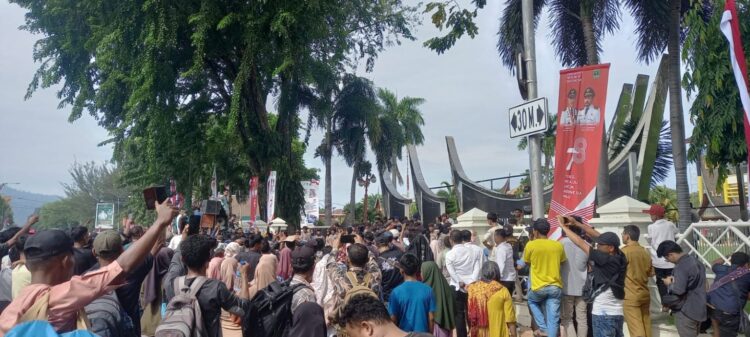 Ribuan Warga Air Bangis Geruduk Kantor Gubernur, Desak Usulan PSN Dicabut dan Minta Lahan Dikembalikan 1 UJUK RASA—Ribuan masyarakat menggelar aksi unjuk rasa di depan Kantor Gubernur Sumbar.