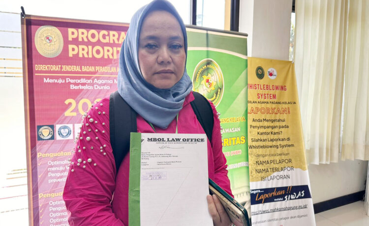 Lika-liku Perjuangan Deni Yolanda Perjuangkan Hak Warisan, “Saya hanya Inginkan Hak Saya Saja” 1 MENGGUGAT— Deni Yolanda saat berada di Pengadilan Agama Padang mengantarkan berkas gugatan terkait hak warisan untuknya.