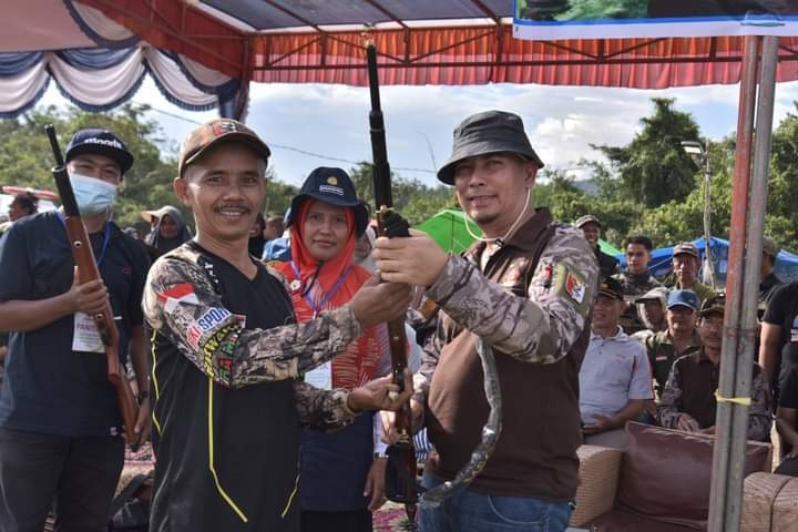 Pemko Sawahlunto Ajak Pemburu Sumbar Riau dan Jambi, Ribuan Tupai Berhasil Dimusnahkan 1 BERBURU TUPAI— Wako Deri Asta ikut dalam buru tupai di sebelas desa di Kecamatan Talawi.