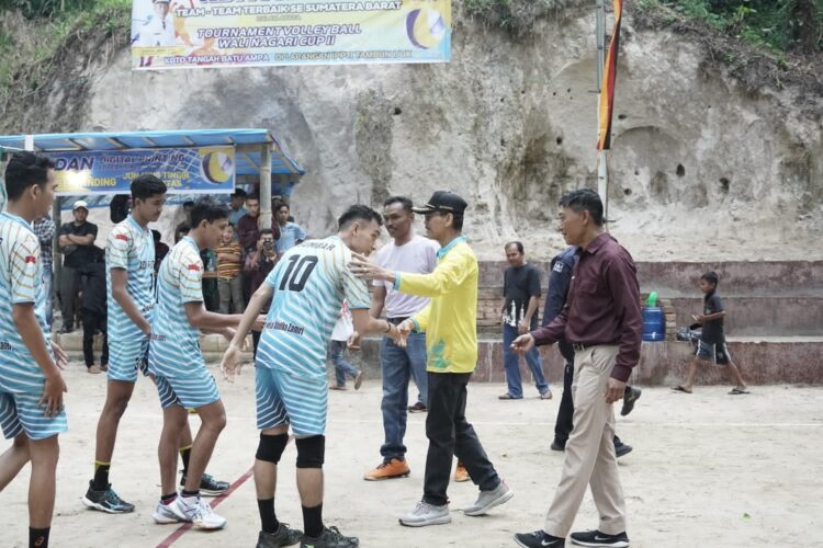 36 Tim Bersaing Perebutkan Piala Wali Nagari Koto Tangah Batu Ampa 1 PEMBUKAAN— Bupati Limapuluh Kota H.Safaruddin Dt.Bandaro saat membuka open turnamen bola voli Wali Nagari Cup Koto Tangah Batu Ampa ke-2 di Lapangan IPPTI Jorong Tambun Ijuk, Nagari Koto Tangah Batu Ampa.