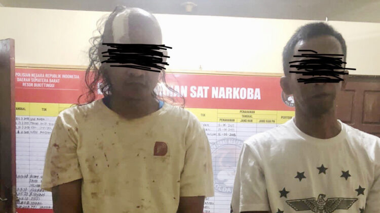 Dua Sekawan Kepergok Pesta Sabu di Rumah 1 PESTA SABU— Pelaku YY dan RO ditangkap jajaran Satresnarkoba Polresta Bukititnggi gegara kepergok pesta sabu di rumah.