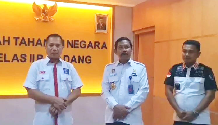 KUNJUNGI RUTAN— Dirjen Hak Asasi Manusia (HAM) Kementerian Hukum dan HAM (Kemenkumham) RI, Dhahana Putra menyambangi Rumah Tahanan Negara (Rutan) Kelas IIB Padang, Rabu (9/8) malam, untuk melihat fasilitas layanan yang ada di Rutan Kelas IIB Padang.