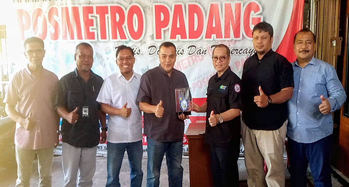 PENYERAHAN CENDERAMATA— Dirut RSUP Dr M Djamil Padang Dr dr Dovy Djanas, SpOG KFM MARS didampingi jajaran direksi saat menyerahkan cenderamata kepada GM POSMETRO PADANG Firdaus Abie didampingi Pemred POSMETRO PADANG Reviandi, Manajer Iklan Swari Arfan dan Manajer Pemasaran Amril Amras, di Kantor Perwakilan POSMETRO Jalan Raden Saleh No18, Rabu (2/8).