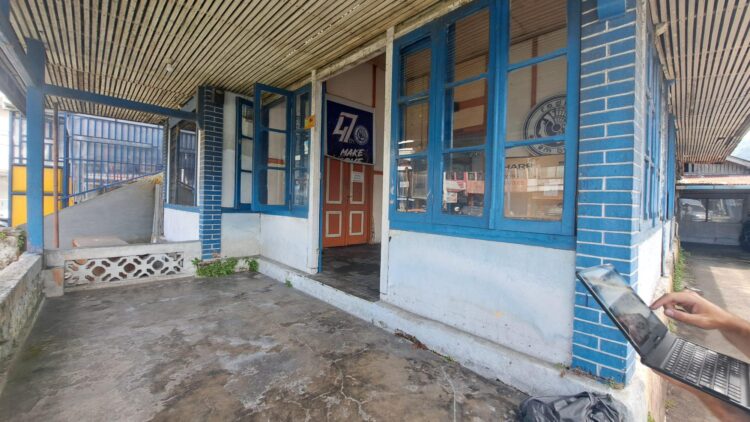 TEMPAT KELAHIRAN— Inilah lokasi rumah tempat kelahiran ibu warga Belanda Maxfer Werda dan Joras (ayah dan anak-red) melakukan penelusuran di Padang Panjang.