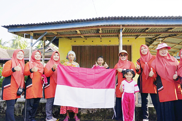 GERAKAN PEMBAGIAN BENDERA— Pemerintah Kabupaten Agam kembali melaksanakan Gerakan Pembagian Bendera Merah Putih kepada masyarakat dalam rangka memperingati Hari Kemerdekaan RI.
