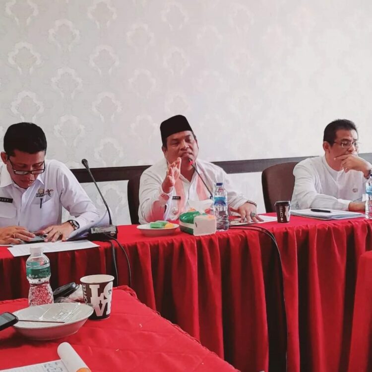 Entaskan Kemiskinan dan Turunkan Stunting, Bupati Padangpariaman Ingatkan OPD Optimalkan Kinerja 1 RAPAT— Bupati Suhatri Buru memimpin rapat evaluasi kinerja perangkat daerah untuk percepatan program pengentasan kemiskinan ekstrem, penurunan stunting.