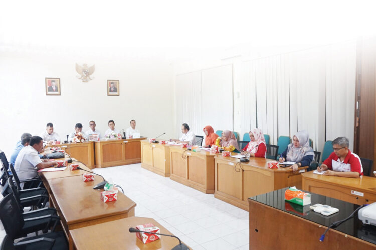 RAPAT KERJA— Komisi II DPRD Kabupaten Agam menggelar rapat kerja dengan mitra guna membahas dan evaluasi kegiatan di sektor pelaku usaha dan layanan PT. PLN terhadap pelaku usaha.