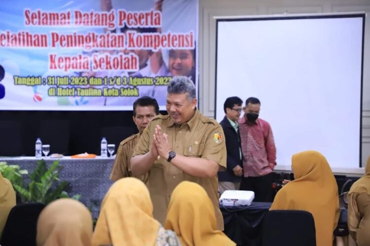 BERI SALAM— Wali Kota Solok Zul Elfian saat sampai di lokasi acara beri salam kepada kepala sekolah yang ikut pelatihan.