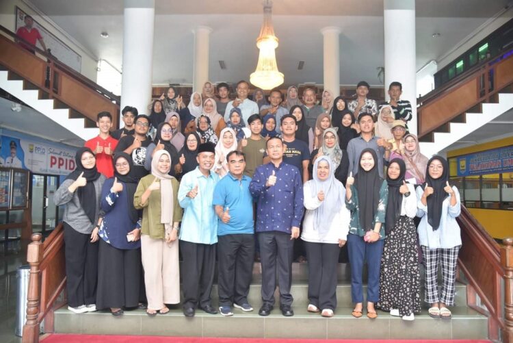 FOTO BERSAMA—Wali Kota Pariaman H Genius Umar  bersama mahasiswa dan mahasiswi program beasiswa Saga Saja.