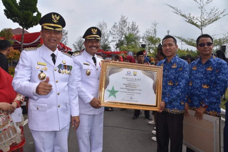 SERTIFIKAT—Wako Genius Umar dan Wawako Mardison Mahyuddin saat berikan sertifikat pada ans dan warga yang lahir tanggal 17 Agustus.