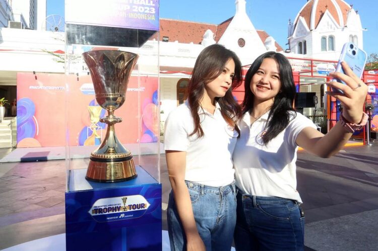 BERSWAFOTO— Sejumlah pengunjung berswafoto dengan piala FIBA di Balai Pemuda Surabaya, Rabu (2/8). Tropi tersebut dipamerkan dibeberapa negara, perhelatan tersebut akan dilaksanakan di Indonesia.