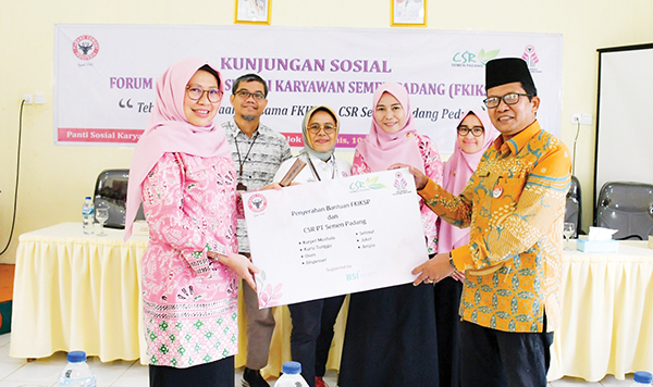 Dukung Kemandirian Kelayan PSKW Andam Dewi, FKIK Semen Padang Berikan Pelatihan Buat Mie Sehat 1 SERAHKAN BANTUAN— Penasehat FKIKSP, Prof. Dr. dr. Rizanda Machmud, M.Kes, menyerahkan bantuan CSR berupa karpet mushala, kursi tunggu, oven gas, dispenser, selimut, jaket dan ampia, kepada Kepala UPTD PSKW Andam Dewi Djefrizal Amir.