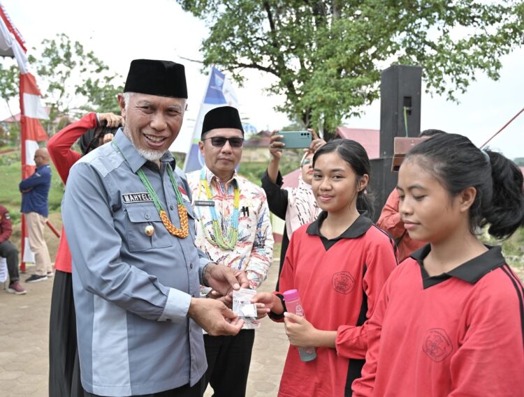 DIALOG—Gubernur Sumbar saat dialog dengan dua siswi di sela kunjungan kerja di SMA N 2 Sipora, Kabupaten Kepulauan Mentawai.