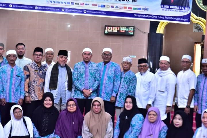 FOTO BERSAMA— Sejumlah ASN Kota Sawahlunto beroto bersama usai melaksanakan wirid Korpri dengan Kanwil Kemenag Kota Sawahlunto, Sabtu (5/8).