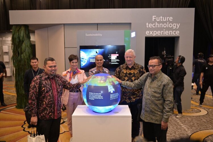 Imagine Live— Sigit Puspito Wigati Jarot, Ketua Bidang Infrastruktur Telematika Nasional (MASTEL); Marina Berg, Duta Besar Swedia untuk Indonesia; Arnes Lukman, Kepala Pusat PIDI 4.0 – Kementerian Perindustrian; Jerry Soper, President of Ericsson Indonesia; dan Dr. Denny Setiawan ST, MT, Direktur Penataan Sumber Daya Kementerian Komunikasi dan Informatika Republik Indonesia dalam pembukaan acara Imagine Live - Unlock the Future of 5G saat mengunjungi salah satu 5G demo yang di hadirkan oleh Ericsson.