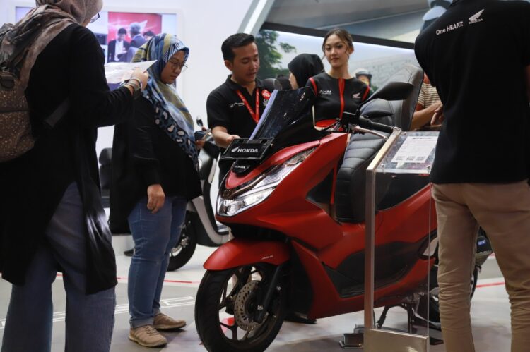 ANTUSIAS—Pengunjung antusias mengunjung Booth sepeda motor Honda di GIIAS 2023.
