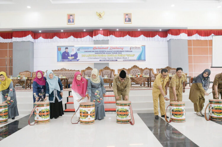 Gurami, Program Unggulan Forikan Agam dalam Meningkatkan Konsumsi Ikan 1 LAUNCHING PROGRAM— Asisten I Setda Kab Agam, Rahman bersama Ketua Forikan Agam, Ny Yenni Andri Warman melaunching program Gurami.