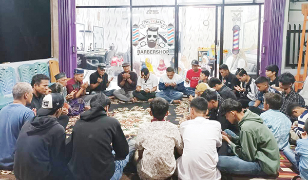 GRAND OPENING— Mr. 7ejak Barbershop secara resmi dibuka untuk masyarakat Padang dan sekitarnya, pada Senin (7/8) lalu. Babershop yang beralamat di Jalan DPR, Aiepacah, Kecamatan Kototangah ini, memberikan nuansa elegan dan santai bagi pelanggan yang ingin merasakan sentuhan layanan berkualitas tinggi.