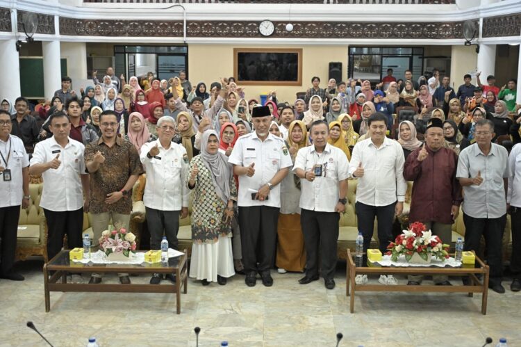 BUKA— Gubernur Sumbar, Mahyeldi Ansharullah membuka seminar yang digelar oleh PAPEINDO di Aula Kantor Gubernur, Rabu (9/8).