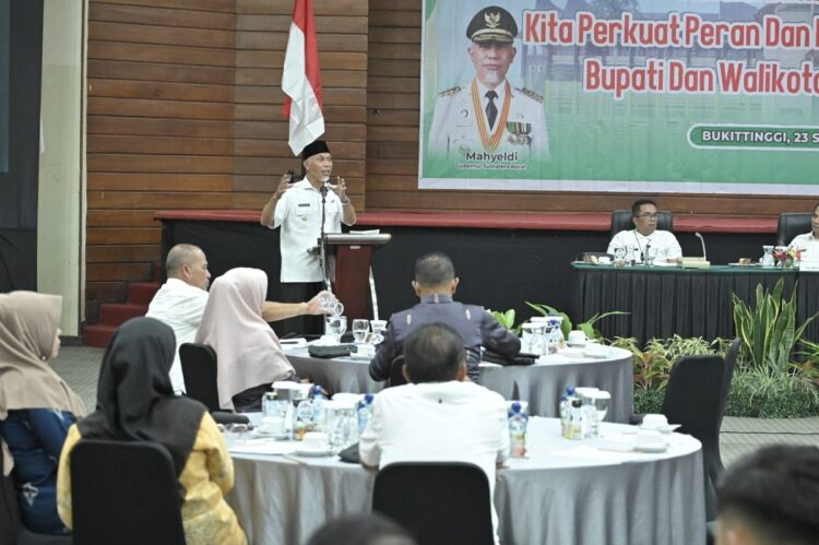 SAMBUTAN—Gubernur Mahyeldi saat berikan sambutan pada kegiatan peran Policy Adviser pada staf ahli Kepala Daerah.