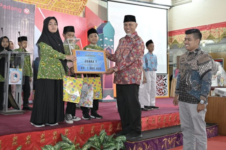 Mahyeldi Sebut Pemimpin Bangsa di Masa Depan Sosok yang Cinta Al Quran 1 SERAHKAN HADIAH— Gubernur Sumbar, Mahyeldi Ansharullah saat menutup Grand Final Cerdas Al Quran tingkat SD se-Kota Bukittinggi di Istana Bung Hatta Bukittinggi, Minggu, (13/8).