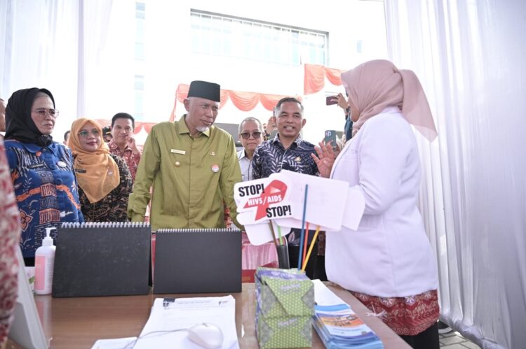 PERESMIA RS PARU— Gubernur Sumbar Mahyeldi Ansharullah usai meresmikan BLUD Rumah Sakit Paru Sumbar, melakukan dialog dengan salah seorang staf rumah sakit.