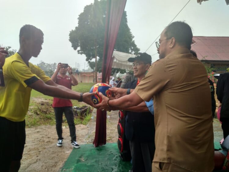 SERAHKAN BOLA— H Asra Faber bersama Kadispora Sumbar menyerahkan bola kepada wasit tanda dibukanya kejurprov sepak bola U-20 plus U-23.