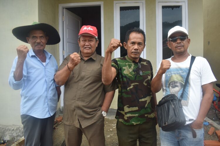 BERSAMA—H. Irmansyah  Buyung  Aman Komisaris Utama PT.Farensa  Ardina  Abadi bersama Muhammad Rajo Bujang pengawas perumahan PT. Farensa Ardina Abadi, Mardius Caniago ketua panitia HUT RI ke 78, Chandra Ismail Ketua RT 01 Kampung Jua