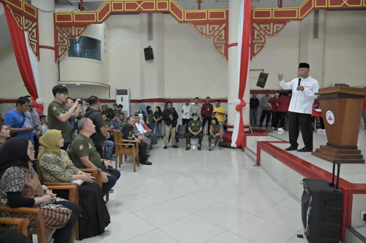 HBT Gelar Bakti Sosial Operasi Katarak, Mahyeldi: Harapan Baru untuk Kembali Bisa Melihat Dunia 1 SAMBUTAN—Gubernur Sumbar, Mahyeldi Ansharullah memberikan sambutan saat menghadiri kegiatan bakti sosial pelayanan operasi katarak gratis bagi 100 orang warga Sumbar di Kota Padang, Minggu (13/8).