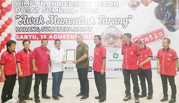 HBT Serahkan Bantuan Satu Unit Ambulan untuk PMI Kota Padang 1 PENYERAHAN AMBULAN— Toako (ketua) HB Padang Andreas Sofiandi menyerahkan secara simbolis satu unit ambulance kepada PMI Kota Padang yang diterima langsung oleh Ketua PMI Padang Zulhardi Z Latif, Minggu (13/8).